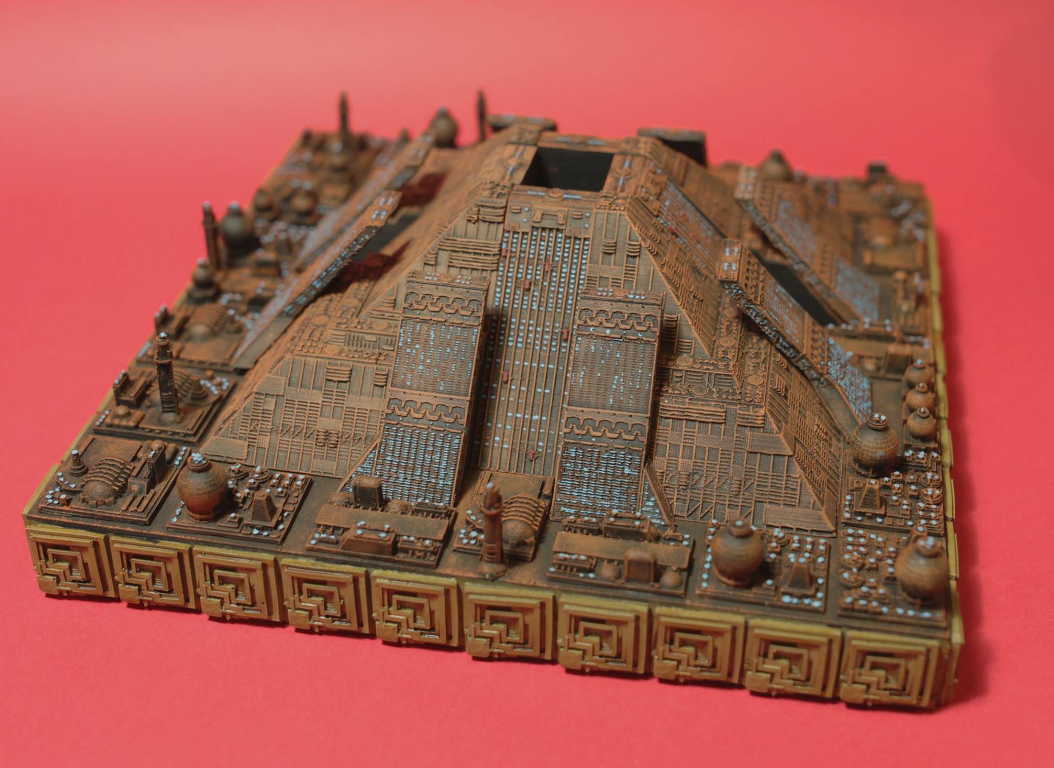 8-model-kit-of-tyrell-corporation-pyramid